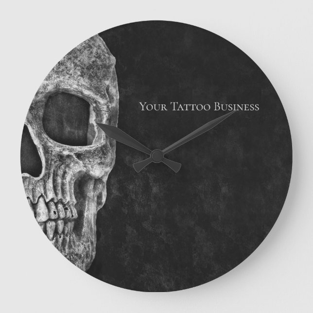 Gothic Skull Head Schwarz-Weiß Tattoo Shop Große Wanduhr (Vorderseite)