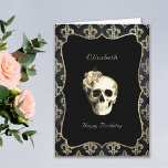 Gothic Skull Personalisiert Geburtstagskarte Karte<br><div class="desc">Elegante gotische Glam Schädel Geburtstagskarte mit einer personalisierten Nachricht innen. Das Design ist mit einem gotischen Blumenschädel in einem Vintagen, schwarzen Rahmen mit goldenen Rahmen gestaltet. Der Schädel ist mit einer schönen weißen Rose betont. Der Hintergrund der Karte weist ein ausgeklügeltes Fleur-de-lis-Muster in Schwarz und Gold auf. Es ist eine...</div>