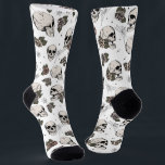 Gothic Skulls und Rose Blumenbeete Socken<br><div class="desc">Diese lustigen femininen gotischen Socken werden von Nathalie Portet in schwarzer Tinte gezeichnet,  mit skurrilen Schädeln und blütenrosa und cremefarbenen Rose und Spinnennetzen. Weißer Hintergrund.</div>