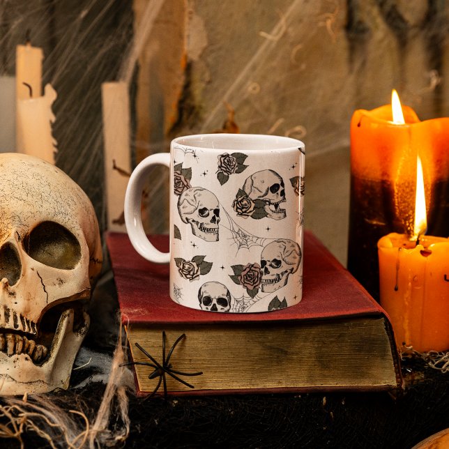Gothic Skulls und Rose Halloween Kaffeetasse (Elegant Gothic Halloween Floral Skull Mug with Hand Drawn Skulls, Pink & Cream Roses and Spiderwebs.)