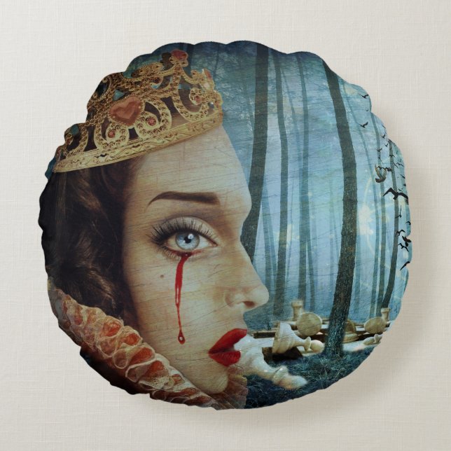 Gothic Surreal Unique Collage Sad Queen of Hearts Rundes Kissen (Vorderseite)