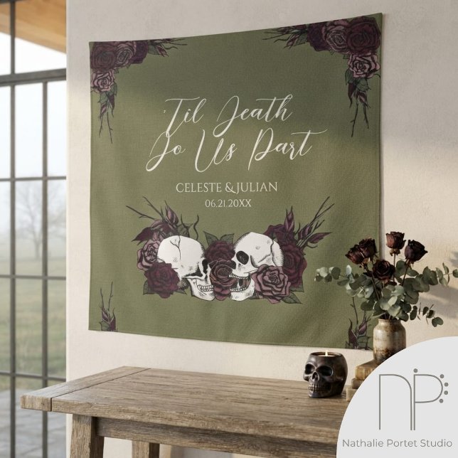 Gothic Til Death Olivgrüner Blumen-Schädel Wandteppich (Gothic Til Death Olive Green Floral Skull Tapestry features hand drawn ink skulls, lush dark florals)