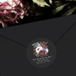 Gothic Watercolor Raven Floral Wedding Runder Aufkleber<br><div class="desc">Feiern Sie Ihren besonderen Tag mit diesem gotischen Watercolor Raven Floral Wedding Design. Dieses Design zeigt eine Aquarellbilder eines Raben,  das auf einem Strauß steht.</div>