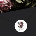 Gothic Watercolor Raven Floral Wedding Runder Aufkleber<br><div class="desc">Feiern Sie Ihren besonderen Tag mit diesem gotischen Watercolor Raven Floral Wedding Design. Dieses Design zeigt eine Aquarellbilder eines Raben,  das auf einem Strauß steht.</div>