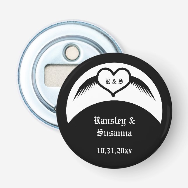 Gothic Wedding Flügelherz Mit Monogramm Flaschenöffner (Vorderseite)