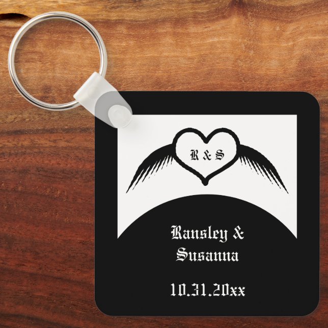 Gothic Wedding Flügelherz Mit Monogramm Schlüsselanhänger (Vorderseite)