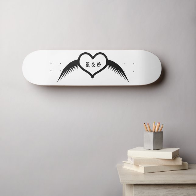 Gothic Wedding Flügelherz Mit Monogramm Skateboard (Wandkunst (Horz))