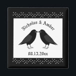 Gothic Wedding Kissing Ravens Custom Magnet<br><div class="desc">Dieser phantastische Wedding Magnet zeichnet sich durch ein digitales Kunstbild eines Paares von schönen schwarzen Raben aus, die sich gegenüberstehen und so aussehen, als würden sie sich küssen. Sie sind schwarz mit beatenen Augen und grauen Schnallen und Füßen. Weiße Sterne auf schwarzem Hintergrund über und unter den Vögeln. Es gibt...</div>