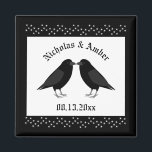Gothic Wedding Kissing Ravens Custom Magnet<br><div class="desc">Dieser phantastische Wedding Magnet zeichnet sich durch ein digitales Kunstbild eines Paares von schönen schwarzen Raben aus, die sich gegenüberstehen und so aussehen, als würden sie sich küssen. Sie sind schwarz mit beatenen Augen und grauen Schnallen und Füßen. Weiße Sterne auf schwarzem Hintergrund über und unter den Vögeln. Es gibt...</div>