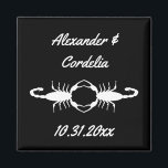 Gothic White Wedding Scorpions Custom Magnet<br><div class="desc">Dieser phantastische Hochzeitsmagnet zeichnet sich durch ein digitales Kunstbild eines Paars wunderschöner weißer Skorpione aus, die sich gegenüberstehen. Jeder Skorpion ist weiß und hat acht Beine, einen giftigen Stachel und ein Paar Pincers. Die Brustbänder werden zusammengehalten, um die Form eines Herzens zu bilden. Der Hintergrund ist schwarz. Ein schönes gotisches...</div>
