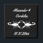 Gothic White Wedding Scorpions Custom Magnet<br><div class="desc">Dieser phantastische Hochzeitsmagnet zeichnet sich durch ein digitales Kunstbild eines Paars wunderschöner weißer Skorpione aus, die sich gegenüberstehen. Jeder Skorpion ist weiß und hat acht Beine, einen giftigen Stachel und ein Paar Pincers. Die Brustbänder werden zusammengehalten, um die Form eines Herzens zu bilden. Der Hintergrund ist schwarz. Ein schönes gotisches...</div>