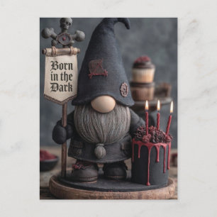 Gothischer Halloween-Gnom mit Schild 'Geboren in d Postkarte