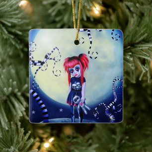 Gothisches Mädchen-Voodoo-Püppchen und unheimliche Keramikornament