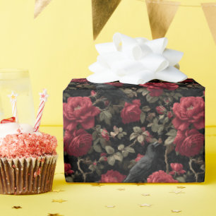 Gothisches Muster mit roten Rosen und Krähen Geschenkpapier