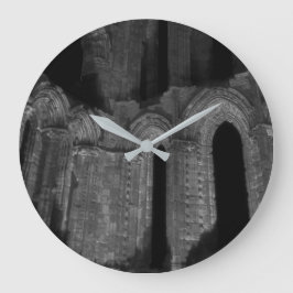 Gotische Bögen altes Schwarzes Whitby Abtei u. Große Wanduhr