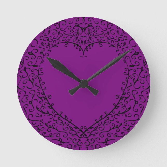 Gotische Hochzeitsuhr für lila und schwarzes Herz Runde Wanduhr (Vorderseite)