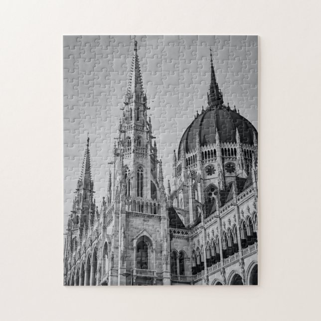 gotische Kathedrale Budapest Ungarn Sehenswürdigke (Vertikal)