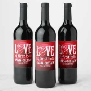 Gotische Rote Rose Liebe bei First Bite Wedding Weinetikett