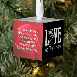 Gotische Rote Rosen Liebe bei First Bite Wedding Würfelornament