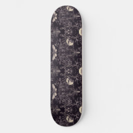 Gotische Skull Moths und Moon Skateboard