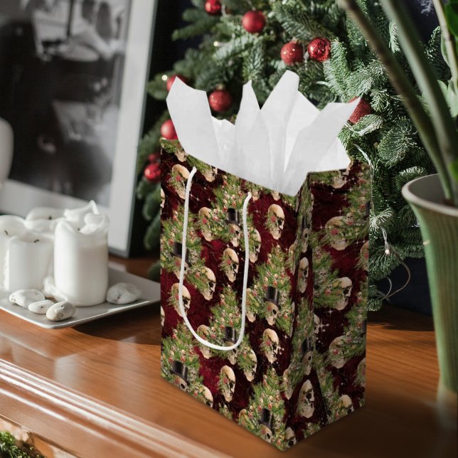 Gotische Weihnachtsbaumschädel und Lichter rot Mittlere Geschenktüte (Gothic Christmas Tree Skulls and Lights Red Medium Gift Bag)