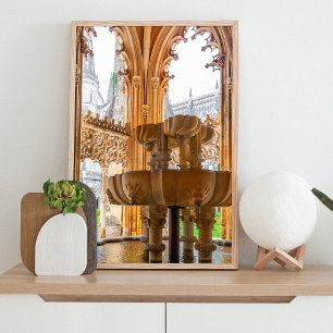 Gotischer Brunnen und Kloster. Kloster Batalha Poster
