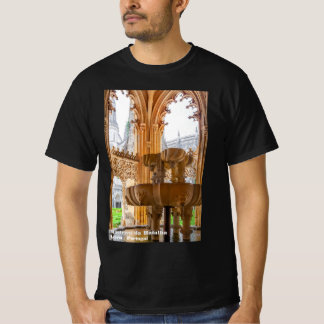 Gotischer Brunnen und Kloster. Kloster Batalha T-Shirt