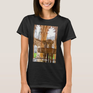 Gotischer Brunnen und Kloster. Kloster Batalha T-Shirt