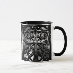 Gotisches keltisches Kreuz des bearbeiteten Eisens Tasse