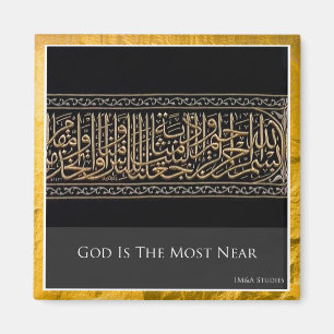 Gott ist das Magnet des nahen Kühlschranks