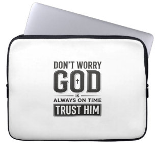 Gott ist immer pünktlich Christliches Typografie-D Laptopschutzhülle