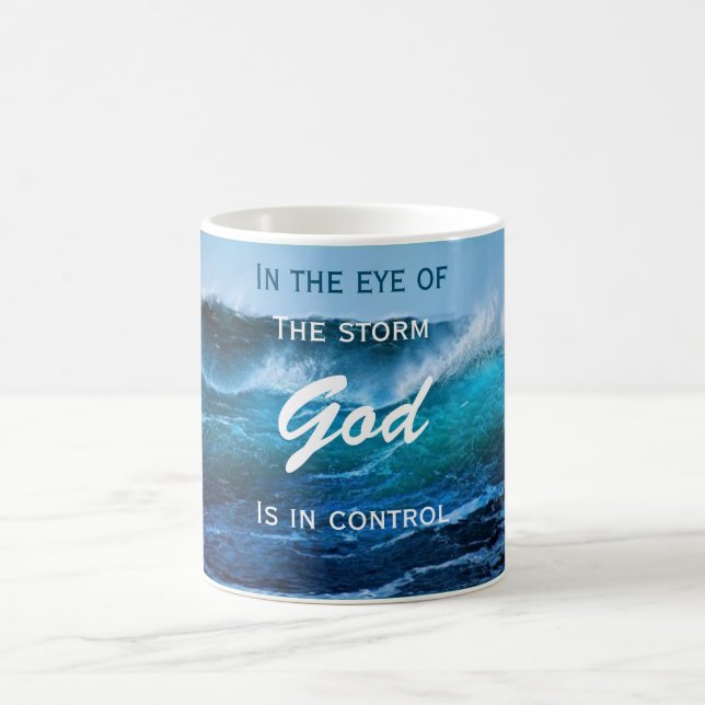 Gott ist in der Kontrollen-Ozean-Sturm-Tasse Kaffeetasse (Mittel)