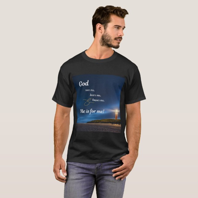 Gott sieht mich, kennt mich, und er hört mich. T-Shirt (Vorne ganz)