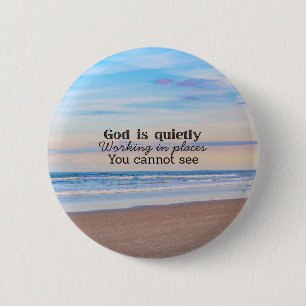 Gott wirkt christliche Typografie Biblisch Button