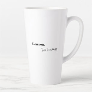 Gott wirkt christliches typografisches Design Tass Milchtasse