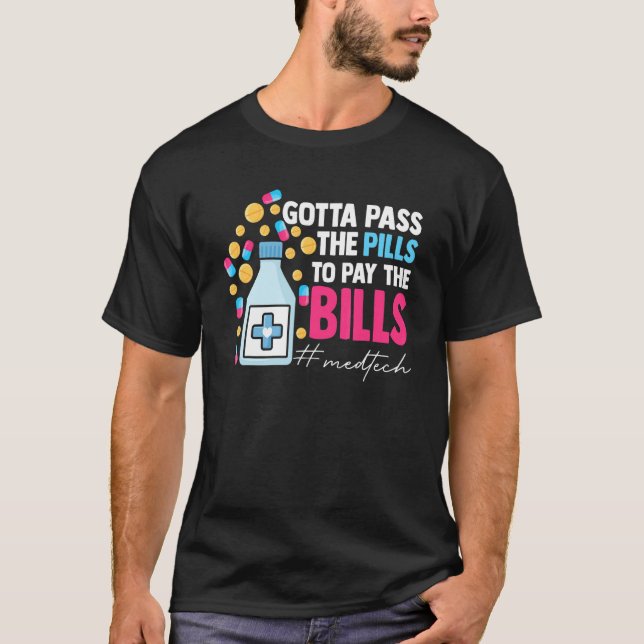 Gotta Pass The Pills To Pay The Bill Med Tech T-Shirt (Vorderseite)