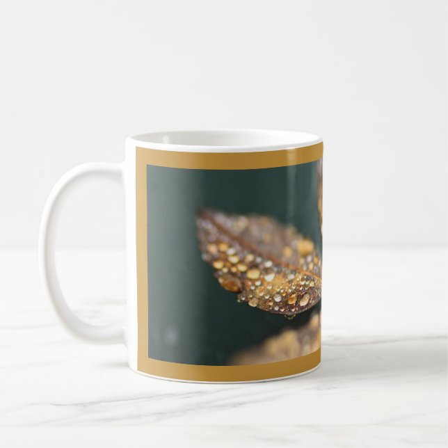 Gouttes de pluie sur la tasse de feuille (Gauche)