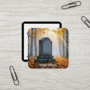 Grabstein auf einem nebligen Herbstfriedhof Quadratische Visitenkarte