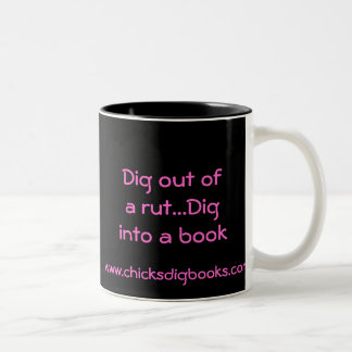 Grabung aus einer Furche… Grabung in ein Buch Zweifarbige Tasse
