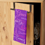Grace personalisierte kurze Bezeichnung lila rosa Geschirrtuch<br><div class="desc">Typografischer kurzer Name Text rosa, lila und weiß auf einem lila Hintergrund benutzerdefinierte Küchentücher Design. Die Hintergrundfarbe kann bei Bedarf geändert werden. Spaß personalisierter Grafik Text personalisiert Küchentücher. Ideal für ein Geschenk für Mama, Nan, Weibchen wären Köche oder wenn Camping oder auf Zuhause, um Mädchen in die Hilfe mit den...</div>