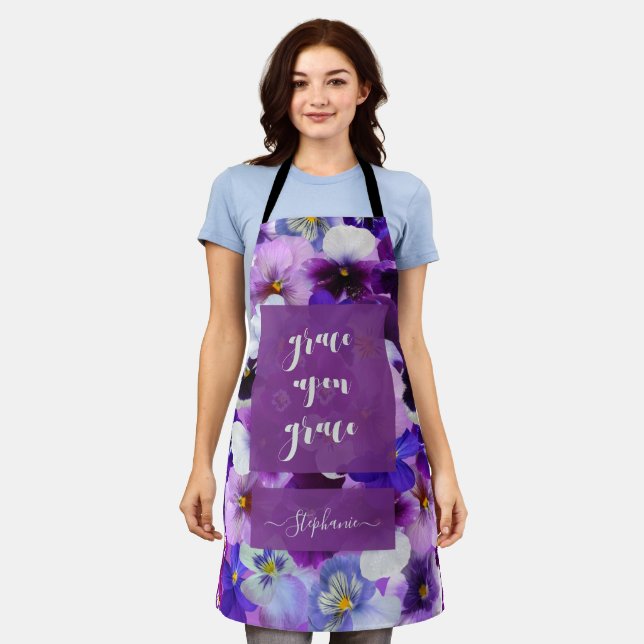 Grace upon Grace Bible Verse Lila Blume Schürze (Getragen)
