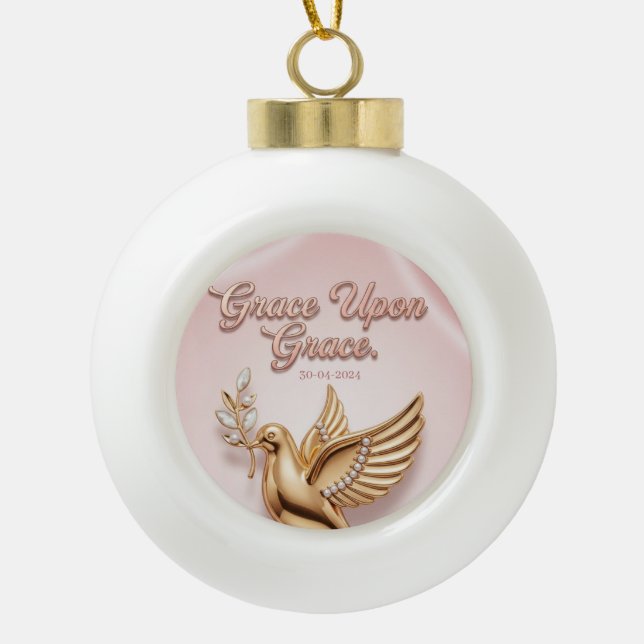 "Grace Upon Grace" Keepsake Ornament:  Keramik Kugel-Ornament (Vorderseite)