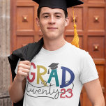 Grad 2023 fett farbiger Abschluss T - Shirt<br><div class="desc">Feiern Sie Ihren Abschluss mit diesem modernen und stilvollen T - Shirt mit einem kühlen "GRAD zwanzig23" in all-caps und Kalligraphie Retro-Farben Schriftart.</div>