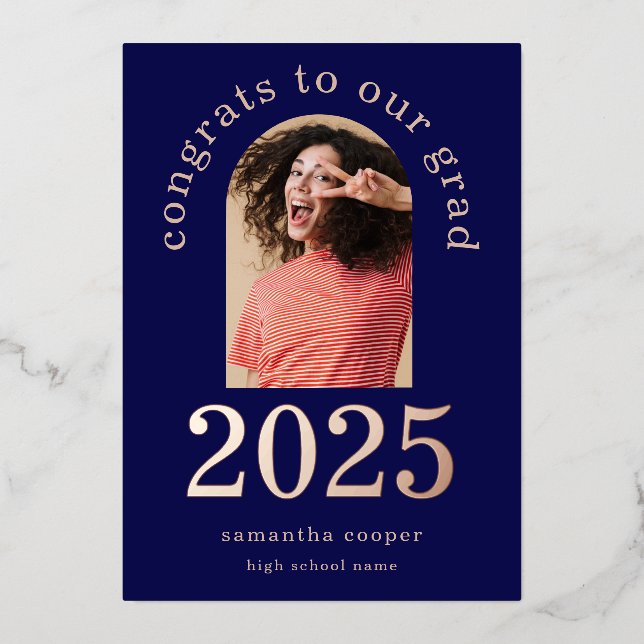 Grad 2025 Arch Foto Navy Rose Gold Foil Ankündigun Folieneinladung (Vorderseite)