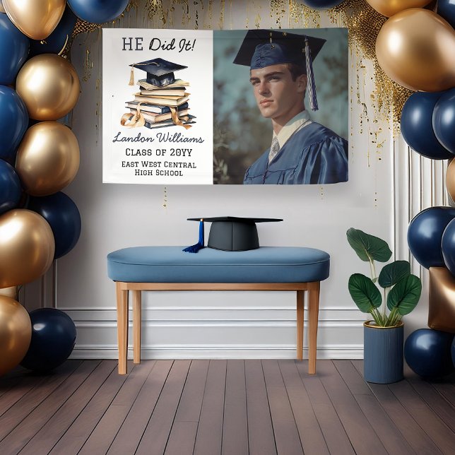Grad Cap | Bücher Abschluss Foto, das er getan hat Banner ("HE Did It!" Graduation Cap | Stack of Books with Graduate's Photo, Name, Class Year, School Banner)