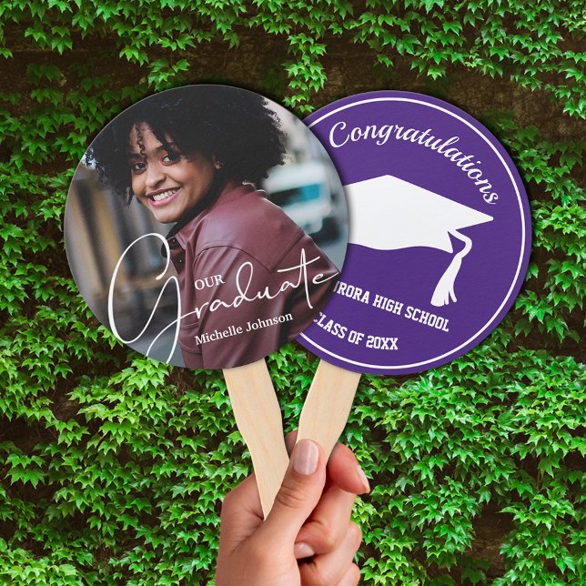 Grad Cap Modernes Graduate Foto Lila Handfächer (Keep cool on graduation day or at your party with these photo double-sided hand fans.)