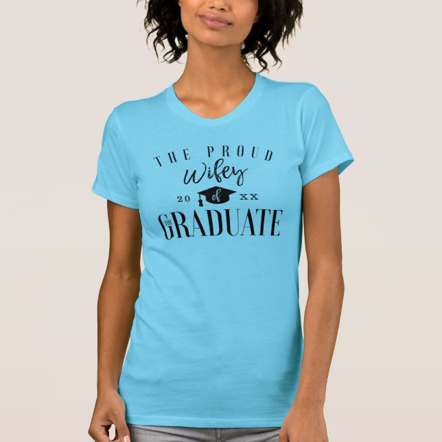 Grad Celebration | Stolz Wifey vom Graduate T-Shirt (Vorderseite)