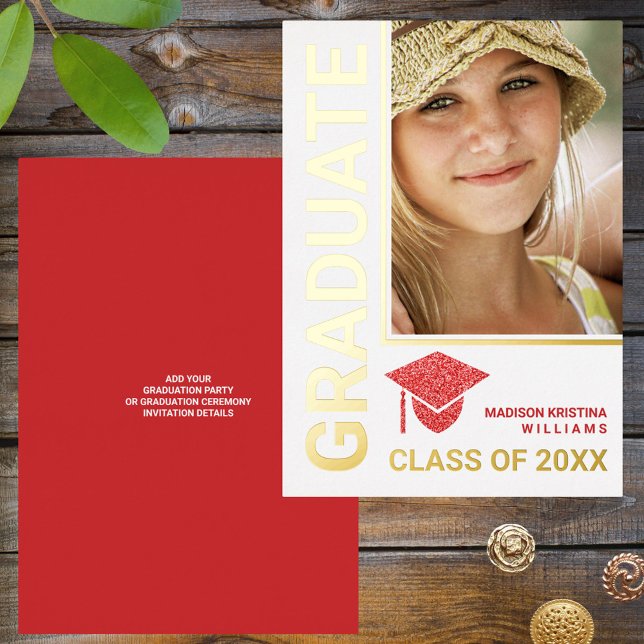 Grad Glam Red Cap Stilvolles Graduate Foto Folieneinladung (Von Creator hochgeladen)