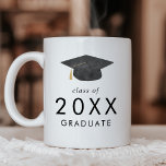 Grad-Klasse 2025 Abschluss Kaffeetasse<br><div class="desc">Diese schicke Graduiertenklasse der Tasse für Abschluss 2025 ist das ideale Geschenk für eine moderne Graduiertenparty. Das schlichte Design zeichnet sich durch eine klassisch minimalistische Schwarz-Weiß-Typografie mit einem schwarz-goldfarbenen Abschluss-Hut aus. Personalisieren Sie Ihre Abschluss-Tasse mit dem Unterrichtsjahr.</div>