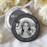 Grad-Klasse von 20XX Einfaches, modernes Foto Button<br><div class="desc">Dieses einfache und moderne Design besteht aus Serifentypografie und fügt ein individuelles Foto hinzu.</div>